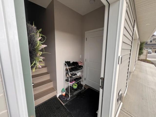 Modern 1 Bedroom Carriage Suite with Private Deck Walk to Parks, Schools + more