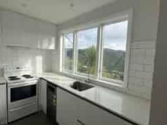 Modern 1 Bedroom Flat with Garage & Beautiful Green Views