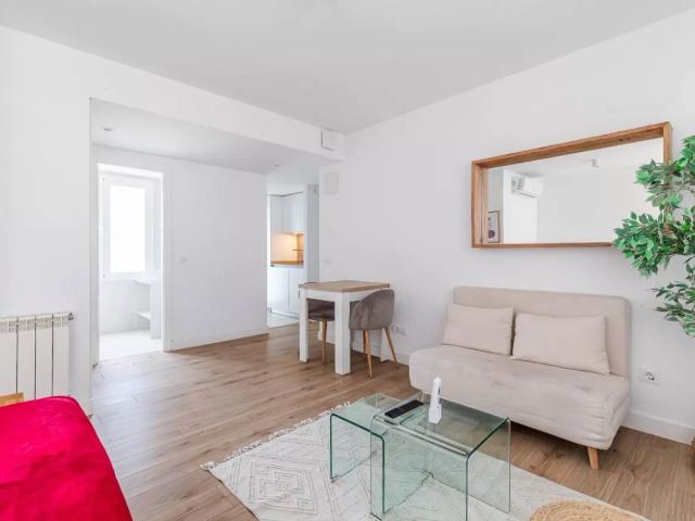 Modern 1BR in Heart of Chamberí: Near Metro & Malasaña, Madrid Amsterdam Apartments for Rent