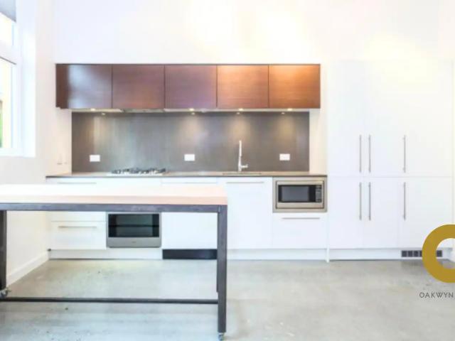 Modern 2 Bed, 2 Bath in Historic Gastown!