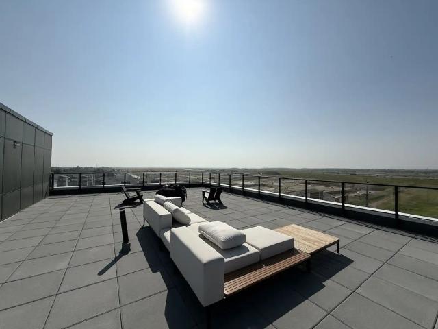 Modern 2 Bed, 2 Bath, Underground Parking, Deck & Private Rooftop