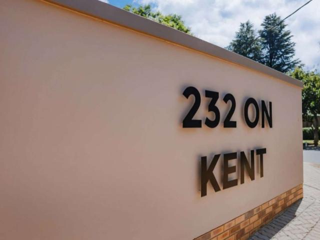 Modern 2 bed ground floor apartment with garden in the upmarket Kent Avenue, in Randburg To Let / to Rent