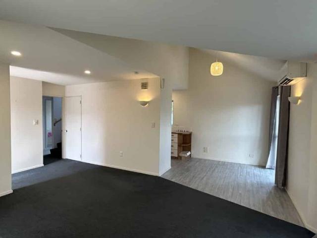 Modern 2 Bed Townhouse in The Wood