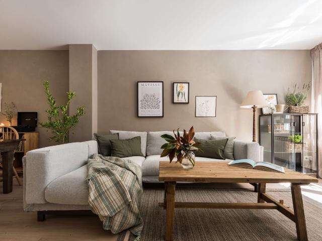 Modern 2 Bedroom Mediterranean Inspired Flat with Dual Workspaces and Natural Light, Madrid Amsterdam Apartments for Rent