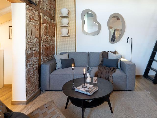 Modern 2 Bedroom Apartment with AC and Designer Decor on Fuencarral Street, Madrid Amsterdam Apartments for Rent