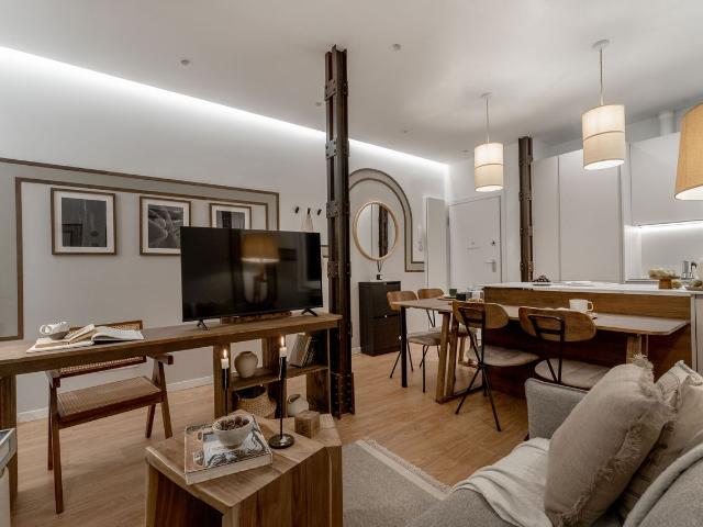 Modern 2 Bedroom Apartment with Ducted Air Conditioning in Rio Rosas, Madrid Amsterdam Apartments for Rent