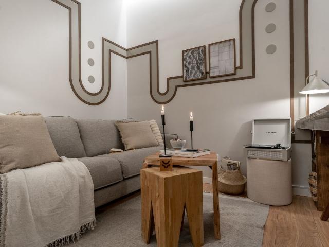 Modern 2 Bedroom Apartment with Ducted Air Conditioning in Rio Rosas, Madrid Amsterdam Apartments for Rent