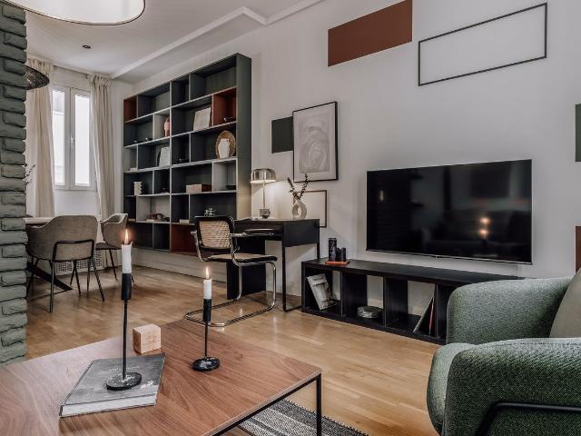 Modern 2 Bedroom Apartment with Designer Furnishings and Air Conditioning, Madrid Amsterdam Apartments for Rent