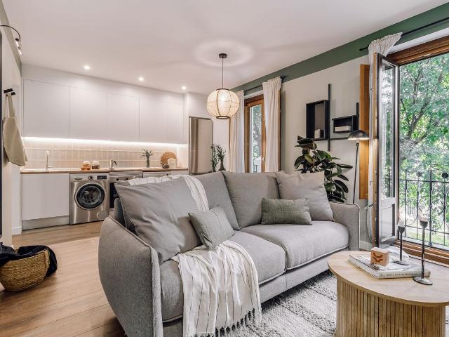 Modern 2 Bedroom Apartment with Designer Furniture and Ducted Air Conditioning, Madrid Amsterdam Apartments for Rent