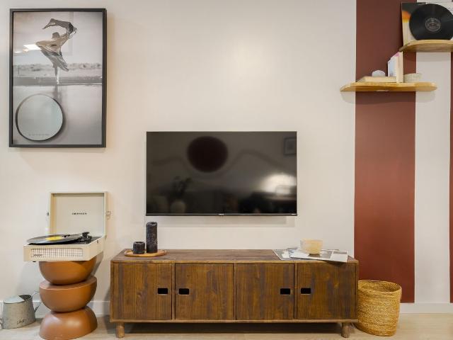 Modern 2 Bedroom Apartment with Designer Furniture and High Speed WiFi, Madrid Amsterdam Apartments for Rent