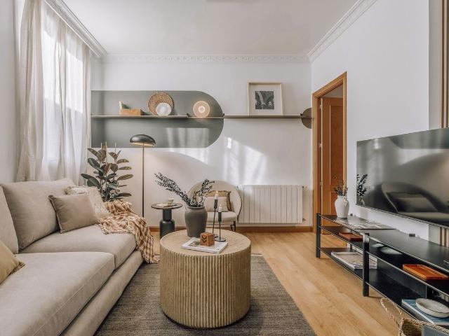 Modern 2 Bedroom Apartment with Designer Furniture on Conde de Peñalver, Madrid Amsterdam Apartments for Rent