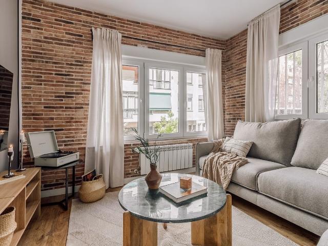 Modern 2 Bedroom Apartment with Designer Finishes and High Speed WiFi on Rafael de Riego Street, Madrid Amsterdam Apartments for Rent