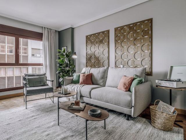 Modern 2 Bedroom Apartment with Shared Pool and Gym on Josep Pla Street, Madrid Amsterdam Apartments for Rent