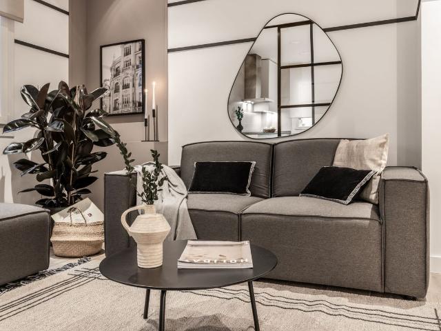 Modern 2 Bedroom Apartment with Underfloor Heating in Conde de Peñalver, Madrid Amsterdam Apartments for Rent