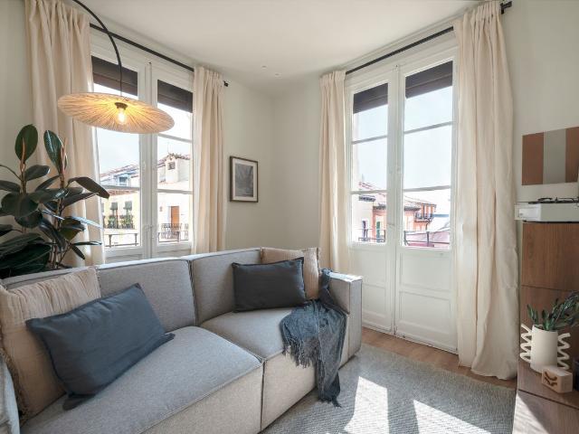 Modern 2 Bedroom Apartment in Travesia de Conde Duque with AC, Madrid Amsterdam Apartments for Rent