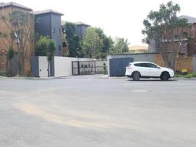 modern 2 bedroom apartment in a secu.