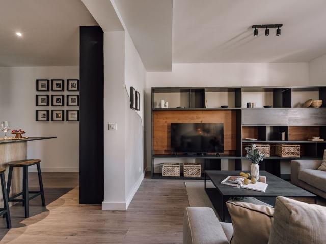 Modern 2 Bedroom Apartment in Plaza Condesa de Gavia with Smart TV and Ducted Air Conditioning, Madrid Amsterdam Apartments for Rent
