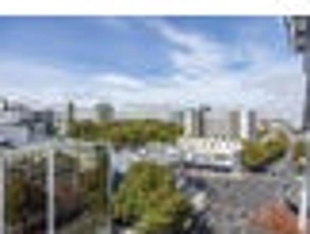 Modern 2 Bedroom Apt at Queen ST Prime Location