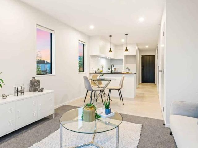 Modern 2 Bedroom Duplex with Study Family Friendly & Handy Location