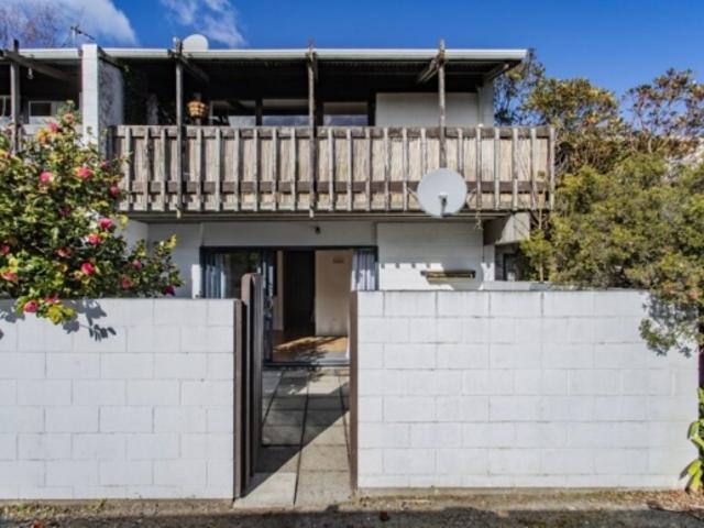Modern 2 Bedroom Ground Floor Unit in Merivale!