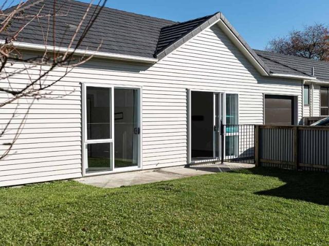 Modern 2 Bedroom Home with Ensuite, Heat Pumps & Private Fenced Yard Near Chartwell