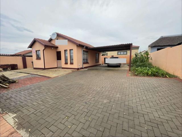 Modern 2 Bedroom House in Lotus Gardens
