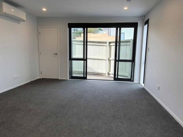 Modern 2 bedroom townhouse with 2 bathrooms