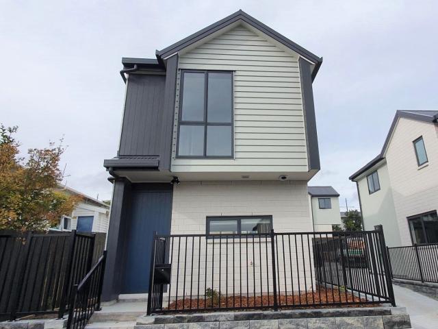 Modern 2 bedroom townhouse with 2 bathrooms