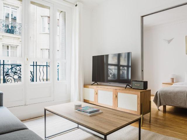Modern 2 Bedroom Retreat in Charming Chaillot, Paris Amsterdam Apartments for Rent