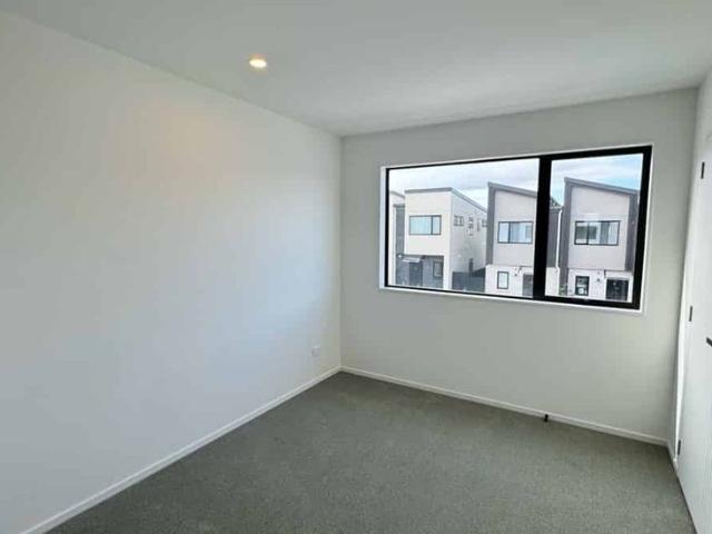 Modern 2 Bedroom + Study Townhouse in the Heart of Flat Bush