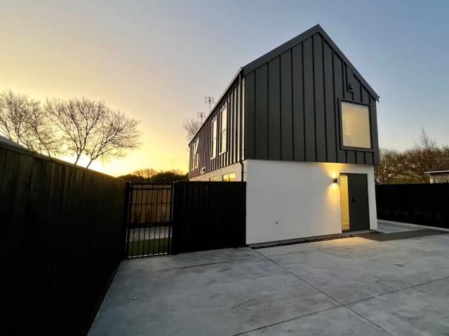 Modern 2 bedroom townhouse in Addington