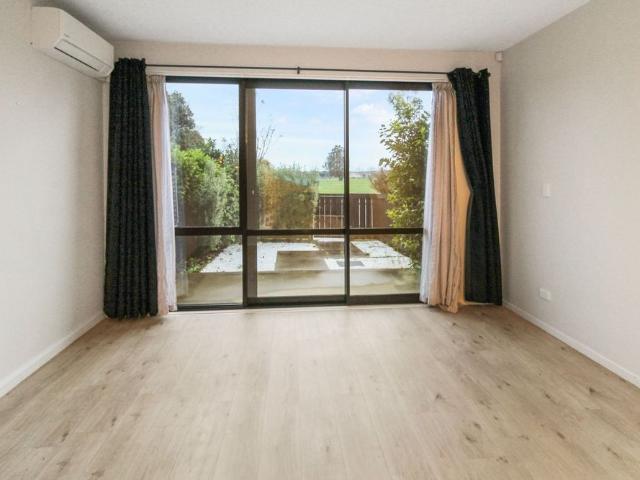 Modern 2 bedroom townhouse in sought after location!