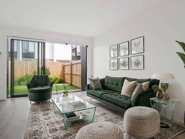 Modern 2 bedroom 2 bathroom with carpark 12 month fixed term