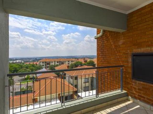 modern 2 bedroom, 2 bathroom top flo.