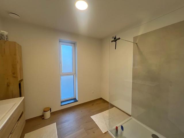 Modern 2 slaapkamerappartement in Maasmechelen met parking