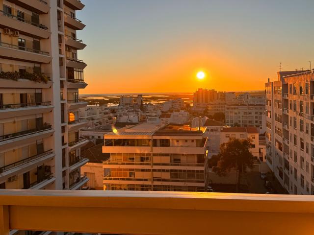 Modern 2BDR with Sunset Views – Faro Center