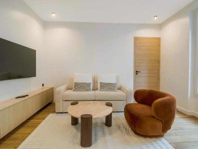 Modern 2BR Apartment with Terrace near Arc de Triomphe