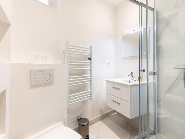 Modern 2BR Apartment near the Eiffel Tower with AC and Workspace