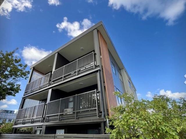 Modern 2BR Apt with Balcony!