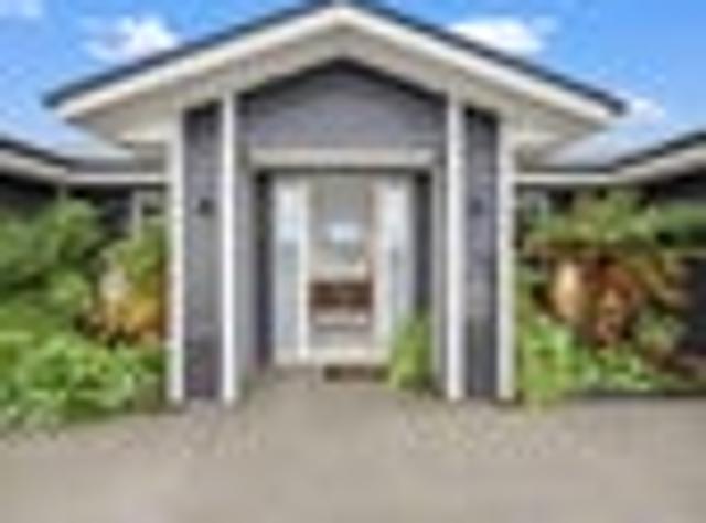 Modern 4 Bed Family Home & Multiple Living Areas