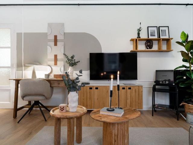Modern 4 Bedroom Apartment with AC and Designer Decor on Paseo de la Reina Cristina, Madrid Amsterdam Apartments for Rent