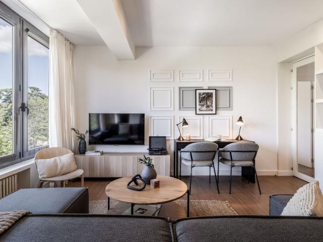 Modern 4 Bedroom Apartment with Designer Finishes and Duct Air Conditioning in Menéndez Pelayo, Madrid Amsterdam Apartments for Rent