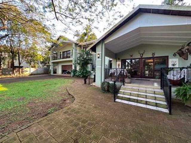 modern 4 bedroom family home in a pe.