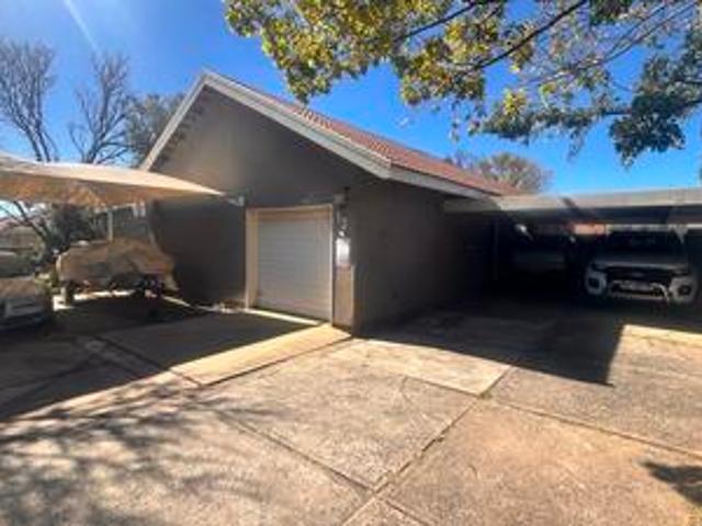 modern 4 bedroom family home with in.