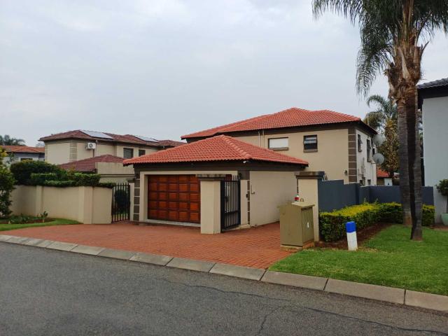 Modern 4 Bedroom House in Willowbrook