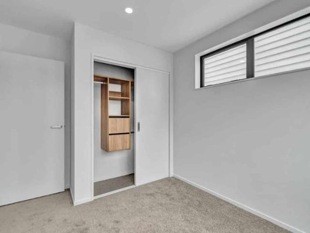 Modern 4 Bedroom Townhouse with 3 Bathrooms & Gara