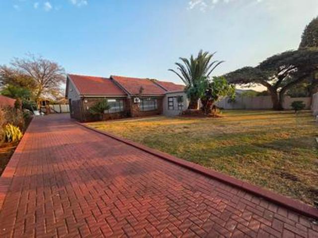 modern 5 bedroom family home to let.