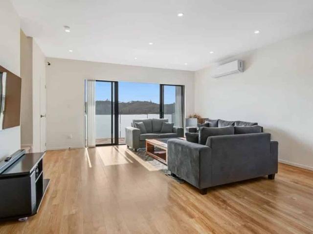 Modern, 5 bedroom house with stunning views