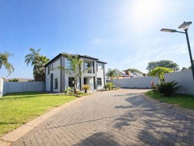 modern 5 bedroom house with private.