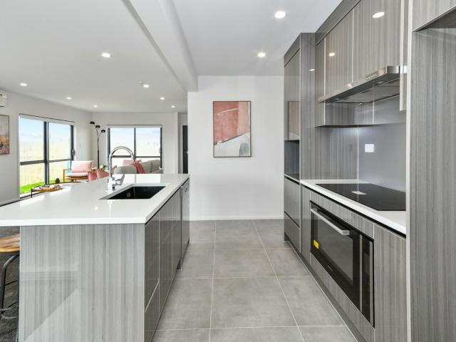 Modern 5 Bedroom Townhouse with Spacious Living in Clarks Beach